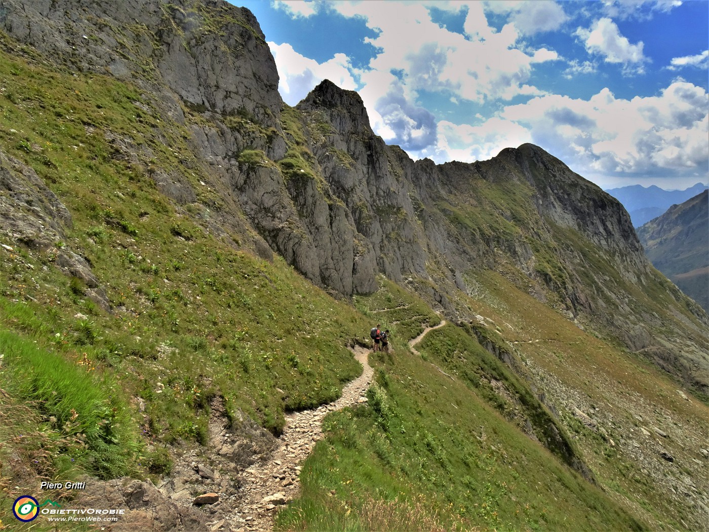 65 In discesa sul sentiero dal Passo della Selletta al Lago del Diavolo-Rif. Longo.JPG